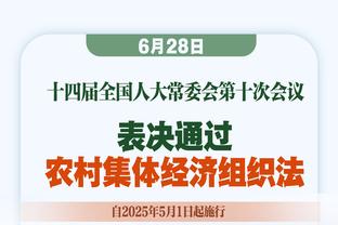 杜锋赛前来到场地边和弟子们打招呼 其中赵睿第一个跑过来